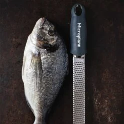 Microplane Premium Reibe / Zester, Anthrazit Grau -Küche Grill Laden microplane premium reibe zester anthrazit grau 50cab73deb3095e617cdfdd3b17d6dfd