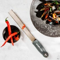 Microplane Premium Reibe / Zester, Anthrazit Grau -Küche Grill Laden microplane premium reibe zester anthrazit grau a342255e8a876e7cc310a1db149e7b2d