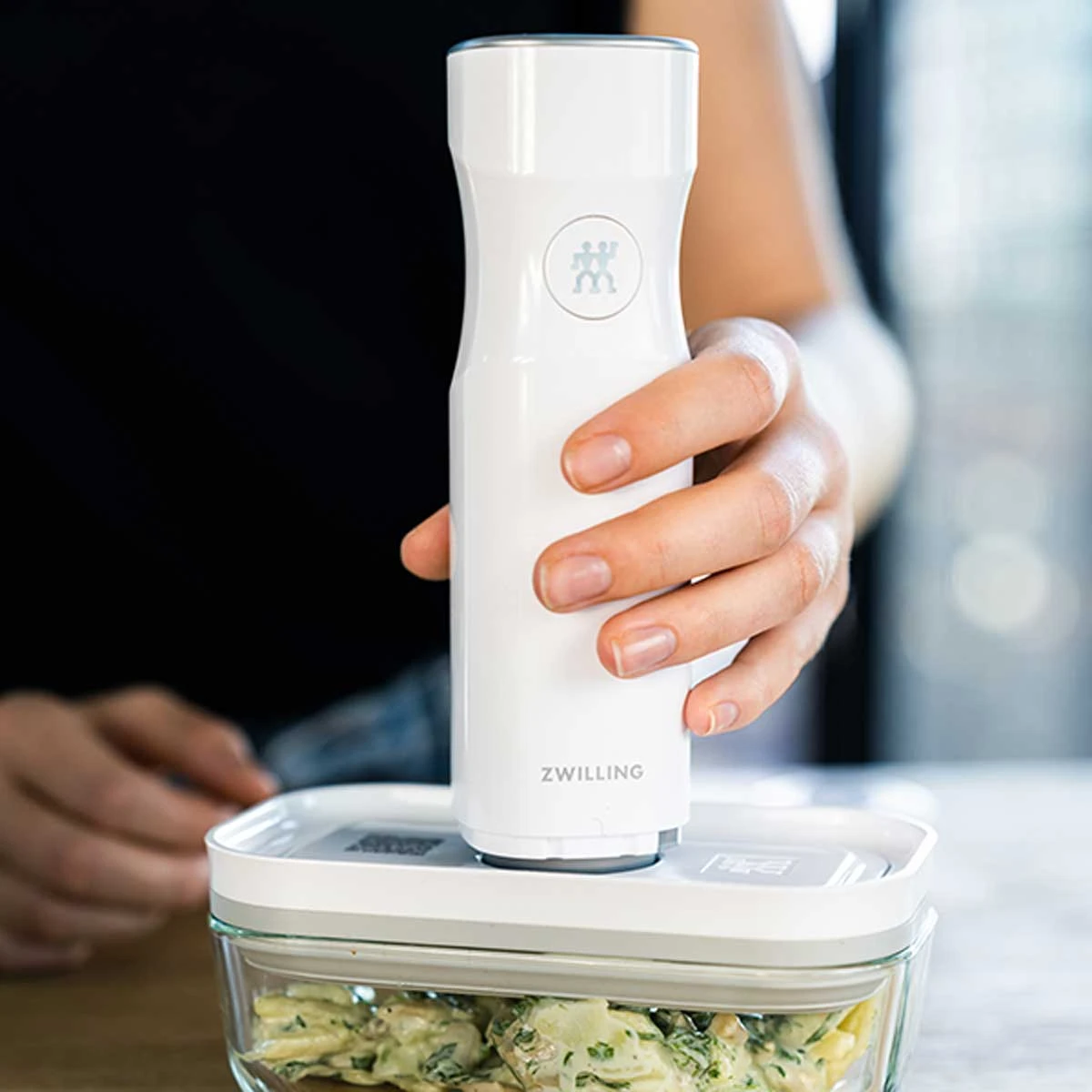 ZWILLING FRESH & SAVE Vakuumpumpe Mit Ladekappe, Weiß 8 ZWILLING FRESH & SAVE Vakuumpumpe Mit Ladekappe, Weiß – Bild 6